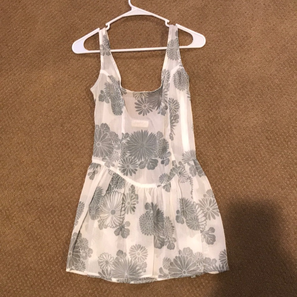 White tank top with grey flowers. Side zipper.